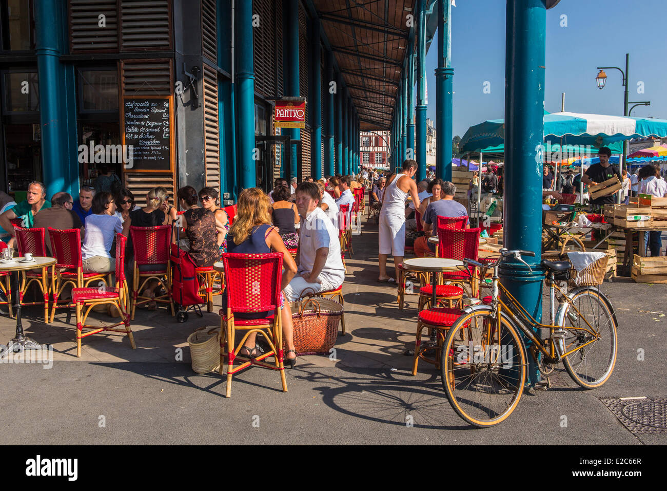 Francia, Pirenei Atlantiques, Bayonne, giorno di mercato, ristorante cafe Pantxo, il Bistrot des Halles Foto Stock