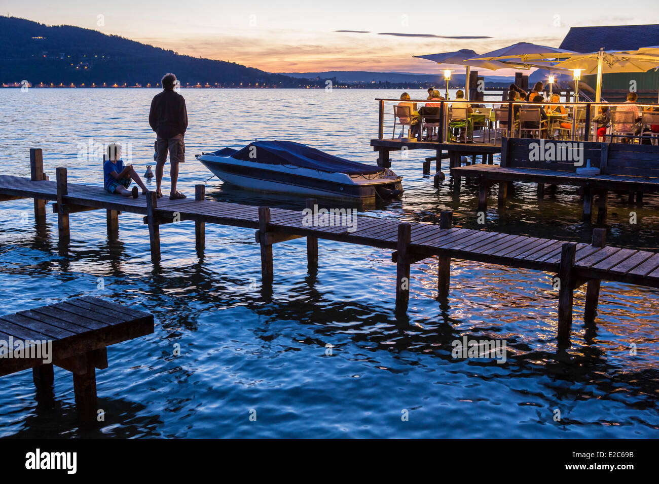 Francia, Haute Savoie, Veyrier du Lac, terrazza dell'Auberge du Lac, il lago di Annecy Foto Stock