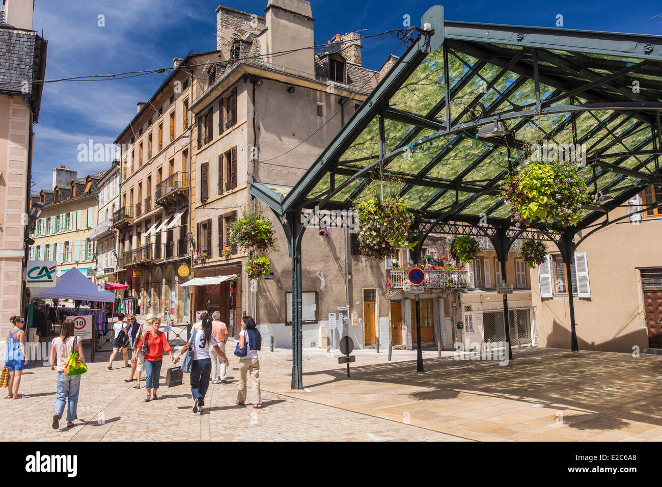 Francia, Lozère, Gevaudan, Valle del Lot, Mende, la zona pedonale e il mercato coperto Foto Stock