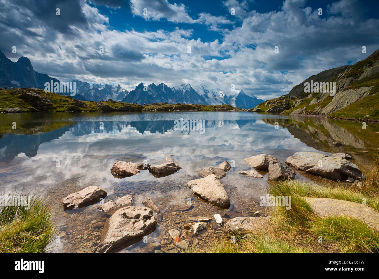 Francia, Haute Savoie, riserva Naturelle Nationale des Aiguilles Rouges (Aiguilles Rouges riserva naturale nazionale), Chamonix Mont Blanc, Lac de Cheserys, vista sulle Aiguilles de Chamonix Foto Stock