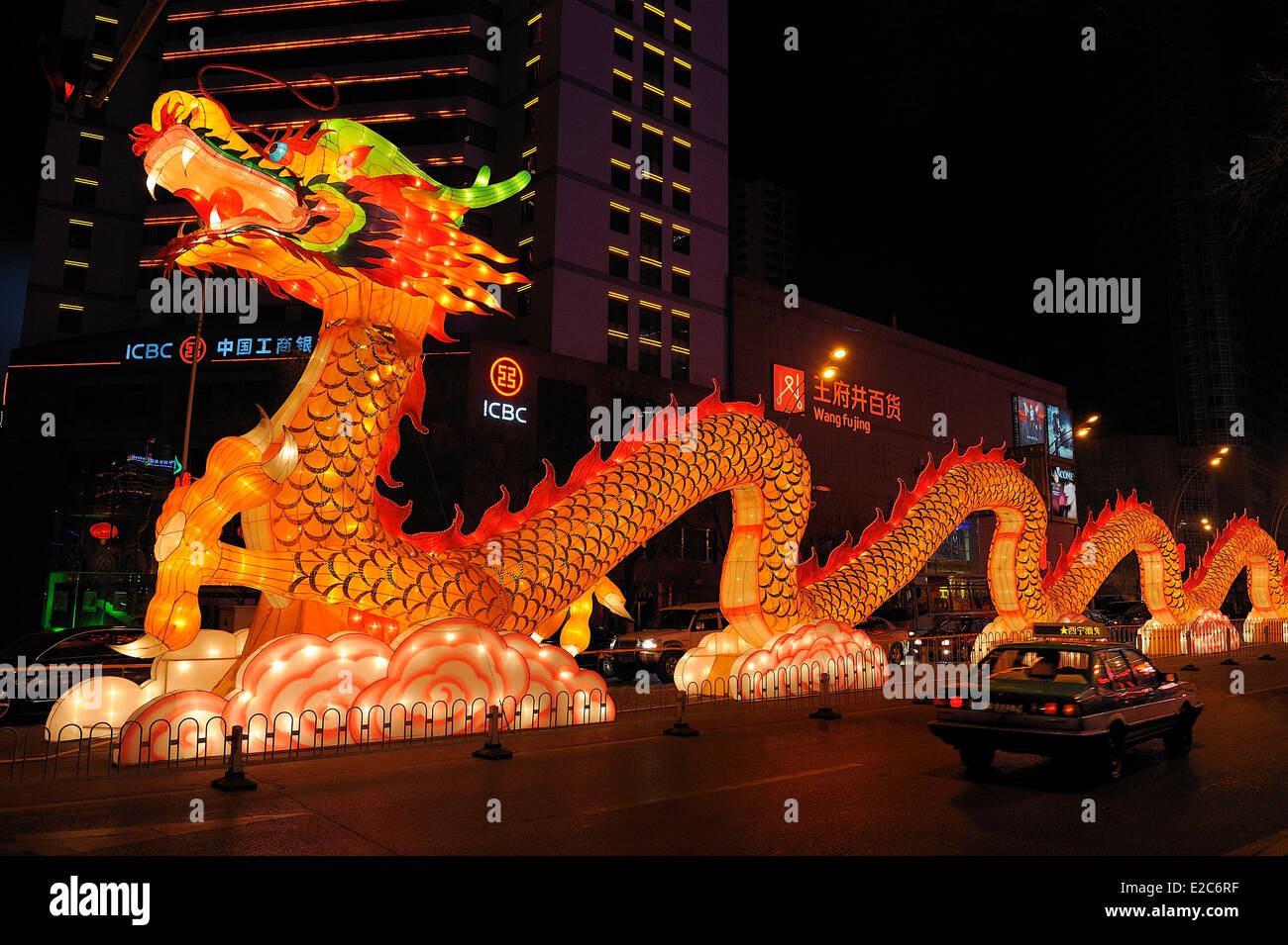 Cina, Qinghai, Xining, Nuovo Anno Cinese festival, Drago illuminato Foto Stock