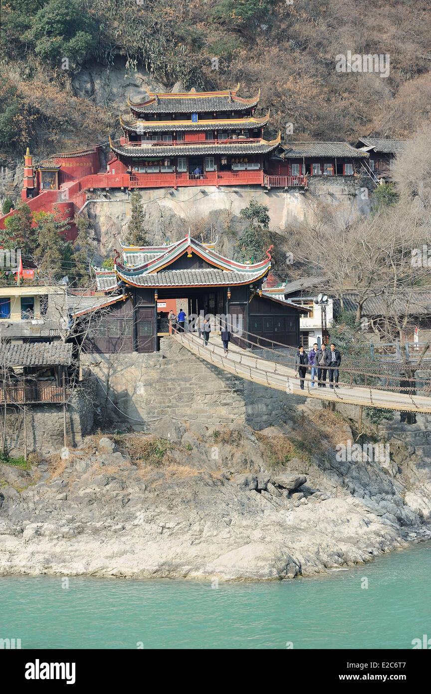 Cina, Sichuan, Luding, Luding ponte sul fiume Dadu. Il ponte date dalla dinastia Qing ed è considerato un punto di riferimento storico. Essa è stata catturata durante la lunga marcia nel maggio 1935 dall'Armata rossa cinese lottando contro le forze nazionaliste. Foto Stock