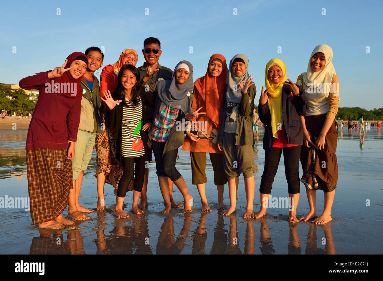 Indonesia, Bali, indonesiano turisti sulla spiaggia di kuta beach Foto Stock