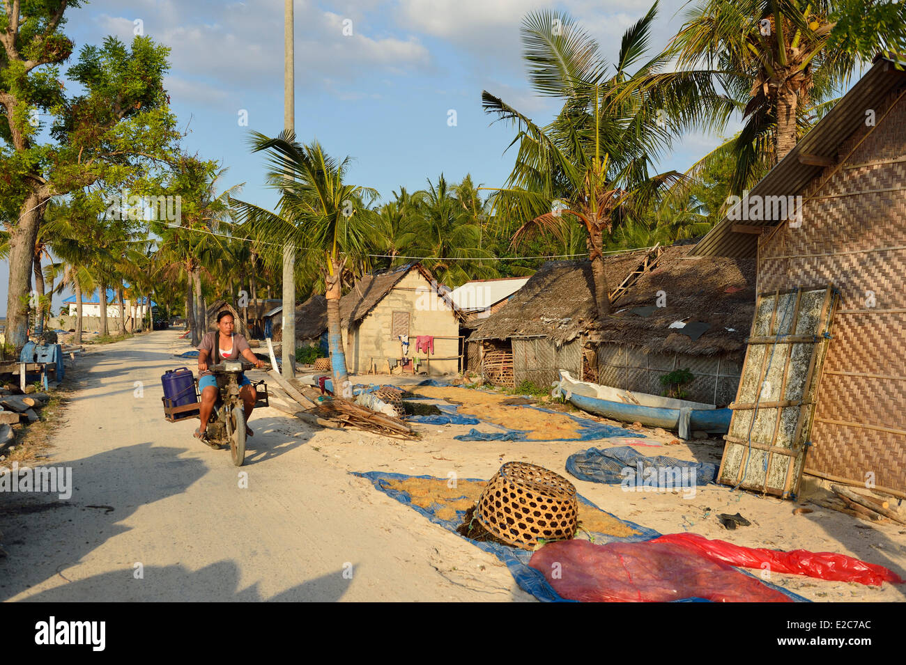 Indonesia Bali Nusa Lembongan Island, gli isolani vivono sulla coltivazione di alghe marine Foto Stock