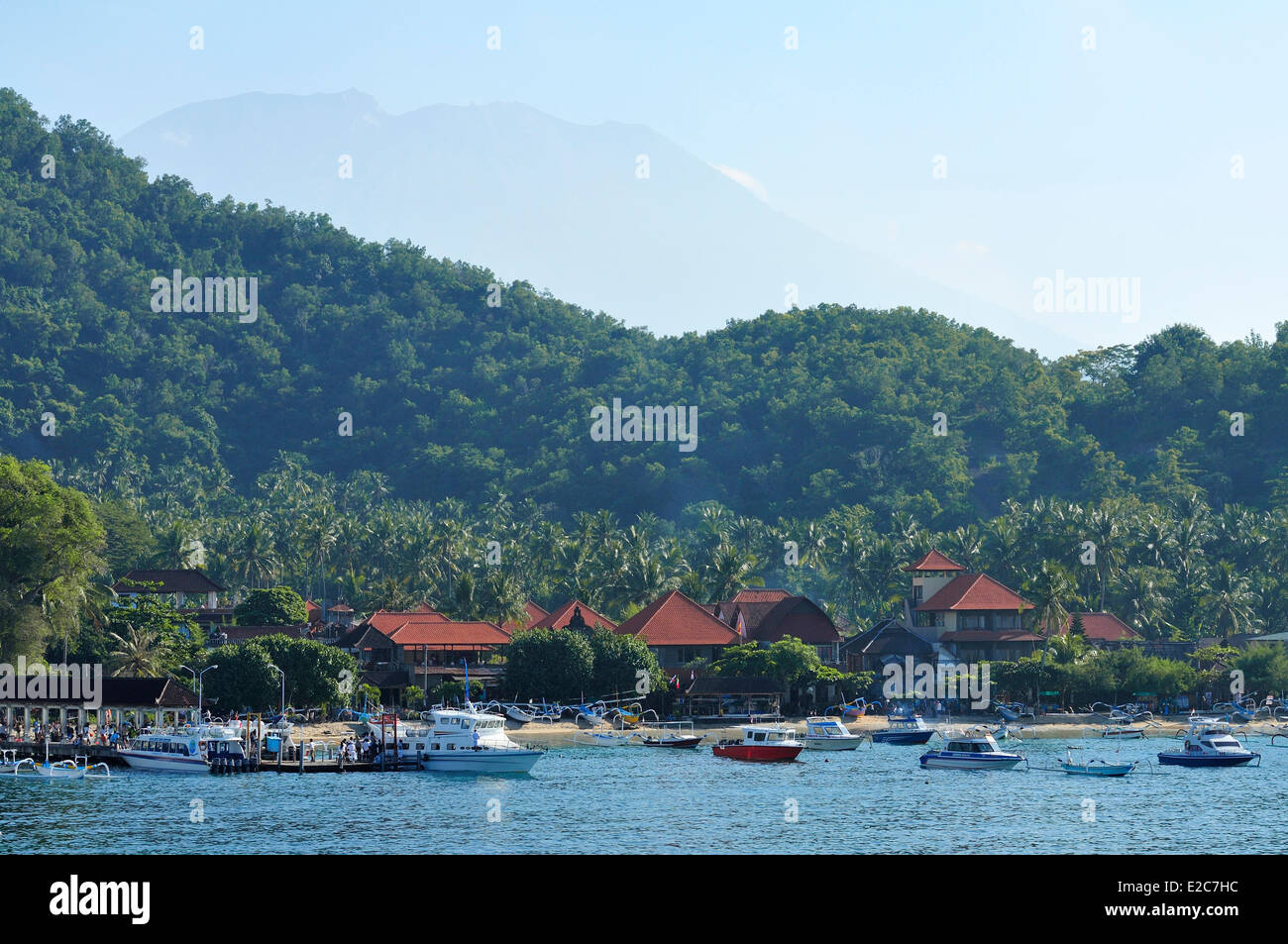 Indonesia, Bali, Padangbai e il Gunung Agung in background Foto Stock