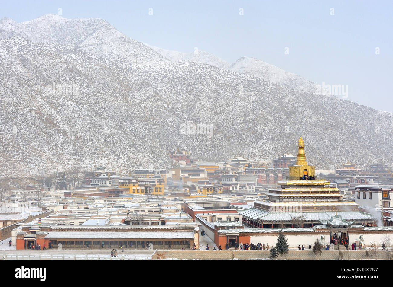 Cina, provincia di Gansu, Amdo, Xiahe, Monastero di Labrang Labuleng (Si) sotto la neve Foto Stock