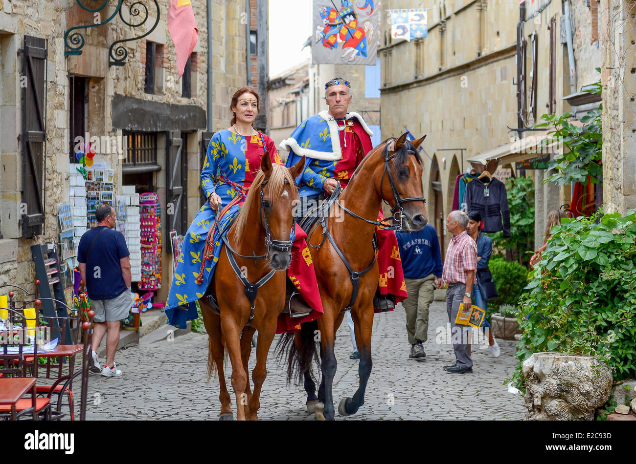 Francia, Tarn, Cordes sur Ciel, la festa medievale del Grand Fauconnier, horsemans in un vicolo medievale Foto Stock