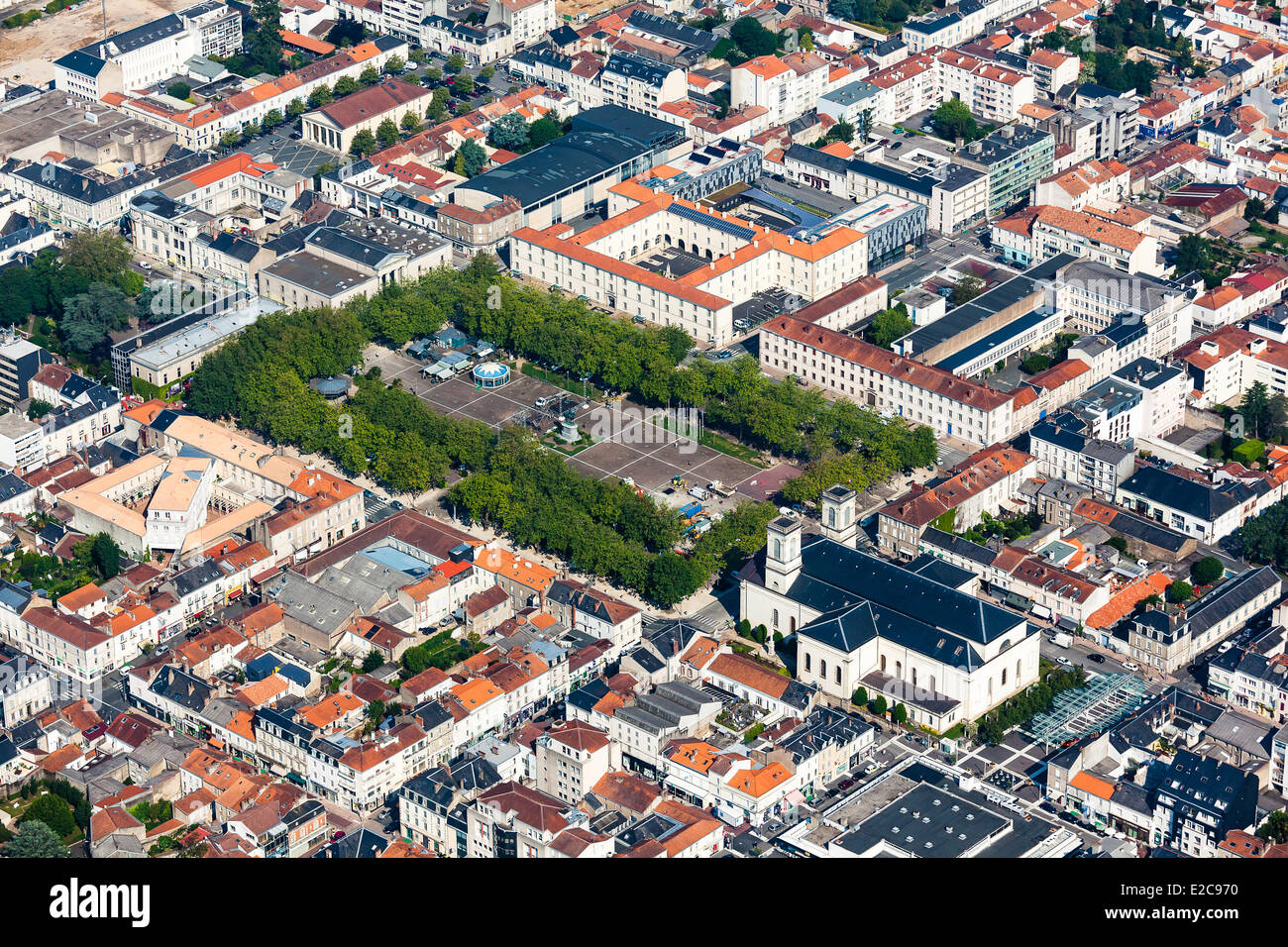 Francia, Vendee, La Roche sur Yon, Saint Louis la chiesa e la Piazza Napoleone (vista aerea) Foto Stock