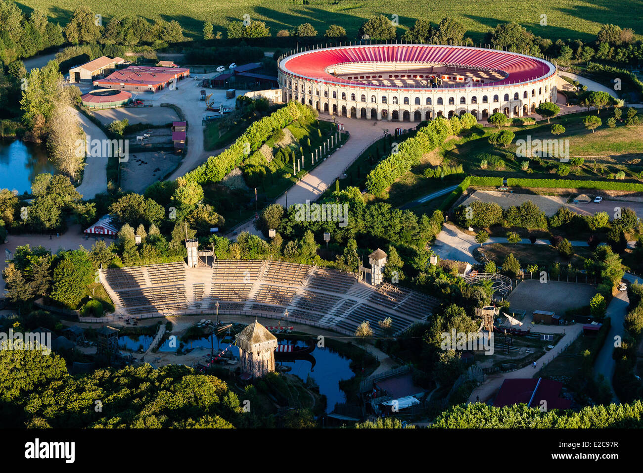 Francia, Vendee, Les Epesses, Le Puy du Fou Amusement Park, l'arena e i vichinghi (vista aerea) Foto Stock