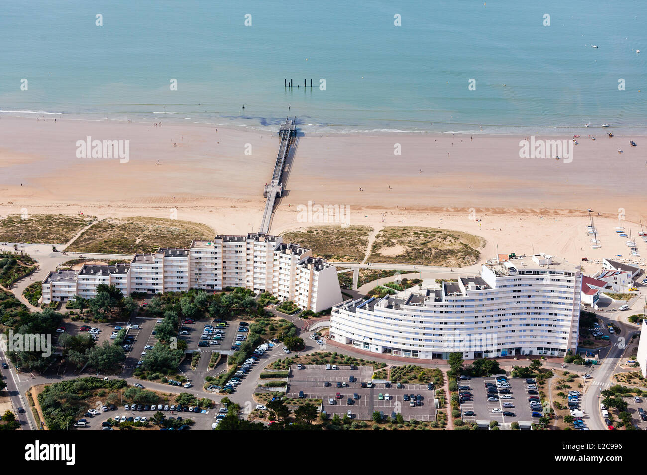 Francia, Vendee, Saint Jean de Monts, alla spiaggia e al molo (vista aerea) Foto Stock