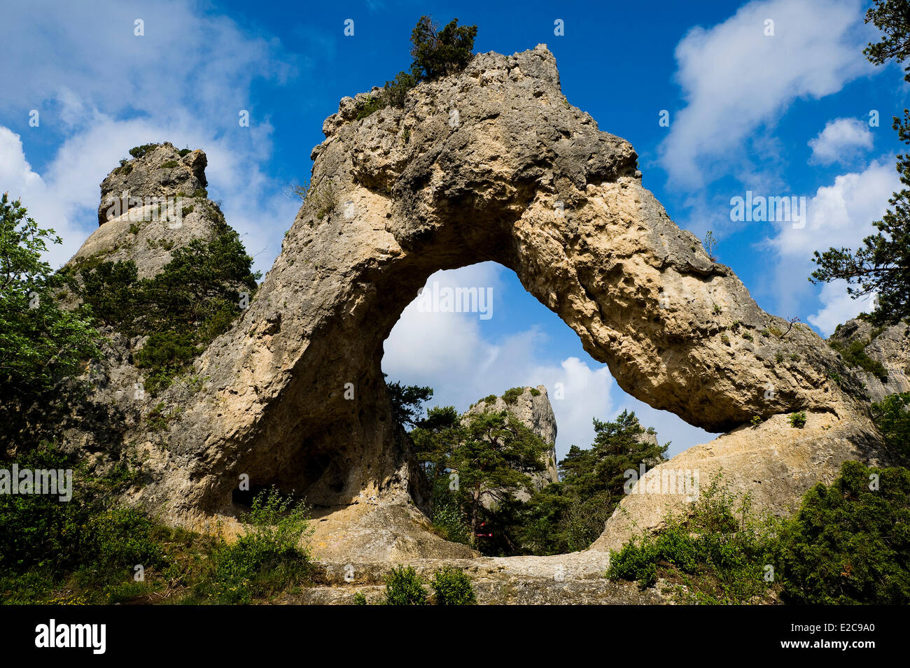 Francia, Lozère, Causses e Cévennes, Mediterraneo agro pastorale del paesaggio culturale, sono classificati come patrimonio mondiale dall'UNESCO, il Parco nazionale di Cevennes (Parc National des Cévennes), La Roque Sainte Marguerite, caos Montpellier le Vieux, sulla Causse Noir, arco conosciuto come il Gateway di Micene Foto Stock