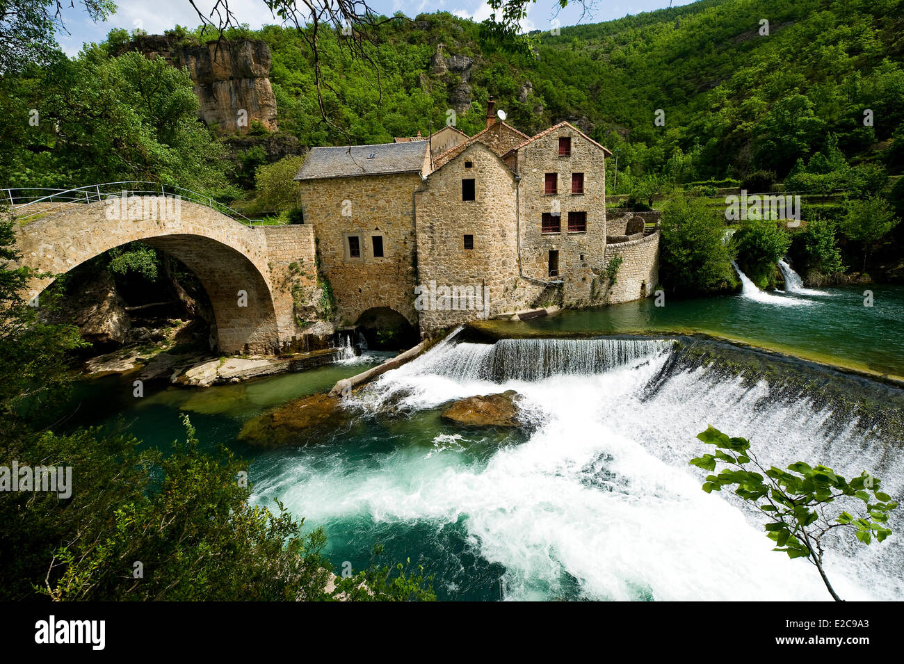 Francia, Aveyron, Nant, Moulin de Corps nelle Gorges de la Dourbie, e il XV secolo bridge Foto Stock