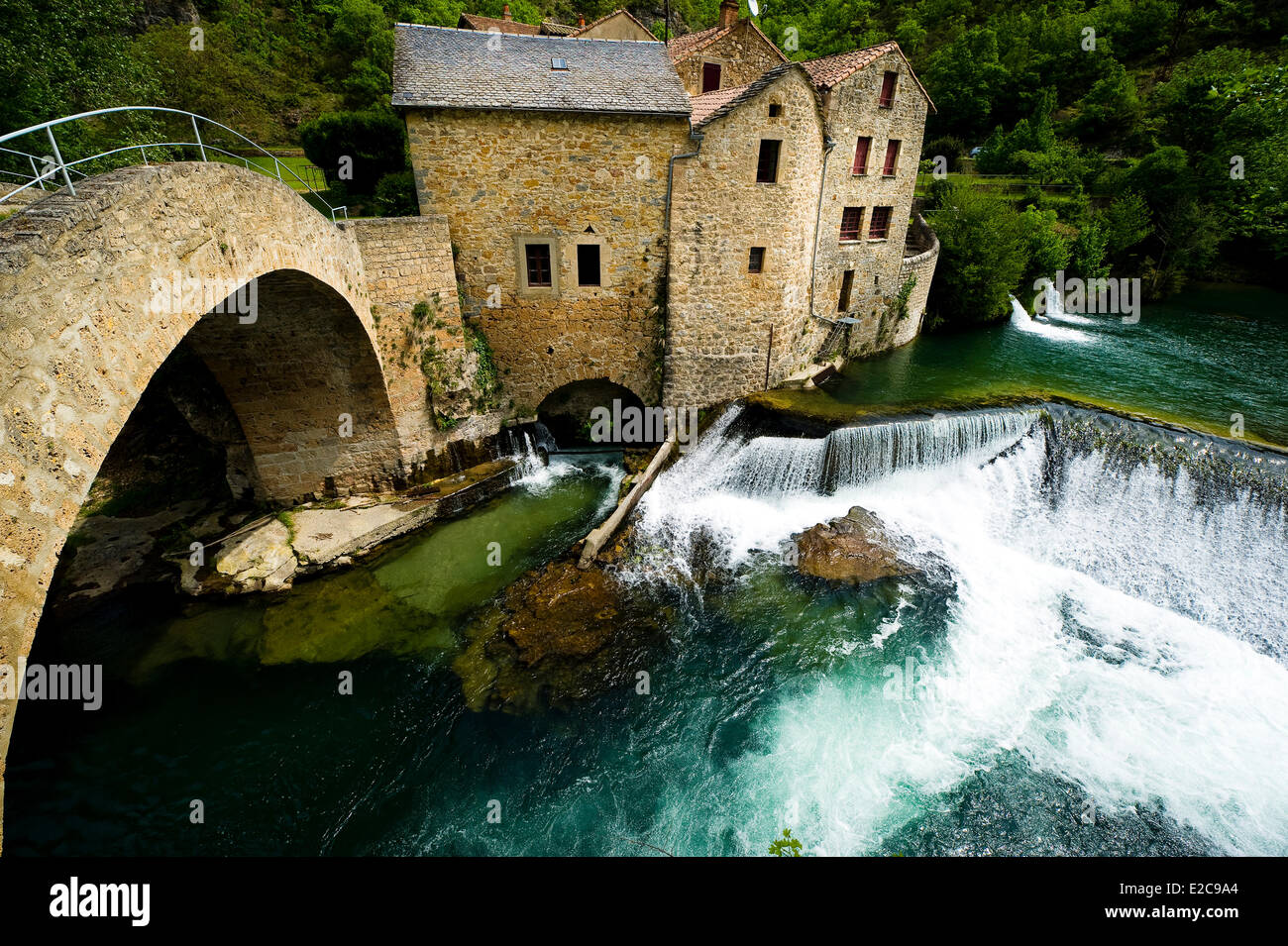 Francia, Aveyron, Nant, Moulin de Corps nelle Gorges de la Dourbie, e il XV secolo bridge Foto Stock