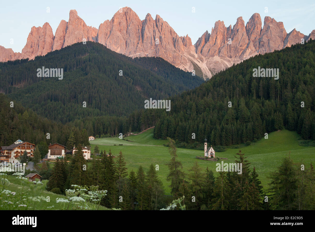 L'Italia, Trentino Alto Adige, Dolomiti massiccio elencati come patrimonio mondiale dall' UNESCO, Funes o Villnoss valley, Saint Johann chiesa Foto Stock