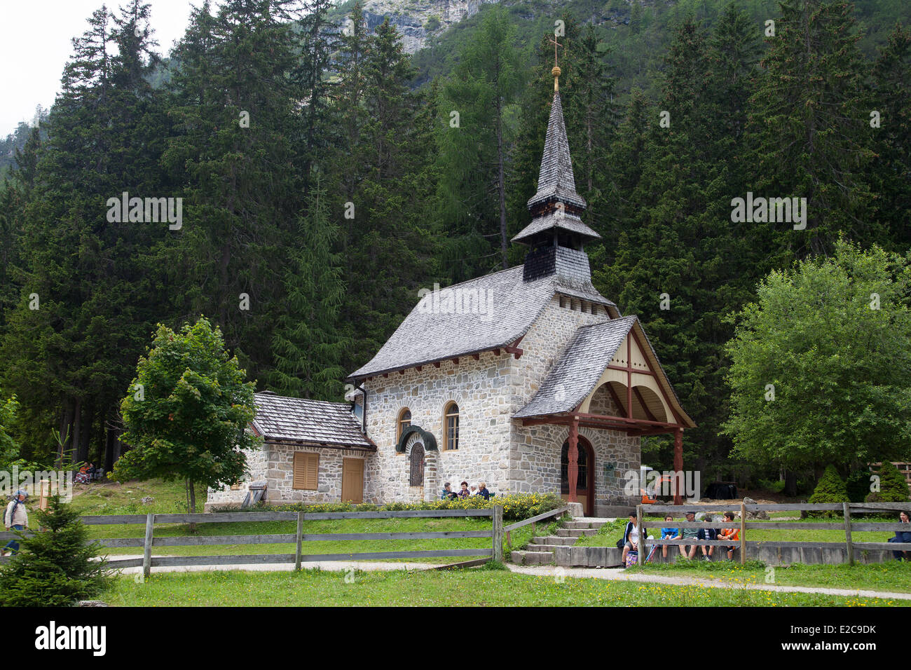 L'Italia, Trentino Alto Adige, Dolomiti massiccio elencati come patrimonio mondiale dall' UNESCO, Val Pusteria, chiesetta al Lago di Braies Foto Stock
