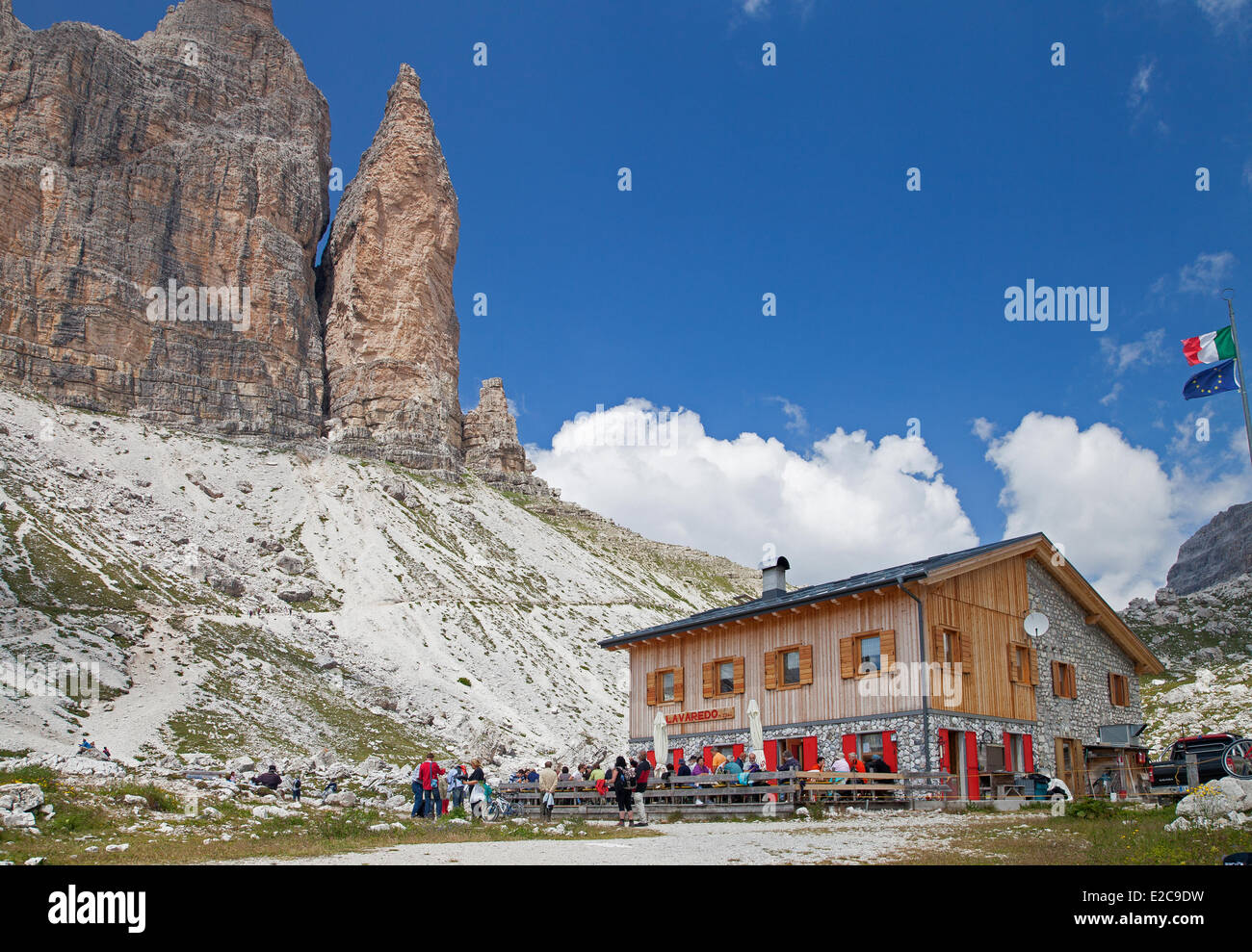 L'Italia, Trentino Alto Adige, Dolomiti massiccio elencati come patrimonio mondiale dall' UNESCO, Rifugio Lavaredo e le Tre Cime di Lavaredo Foto Stock