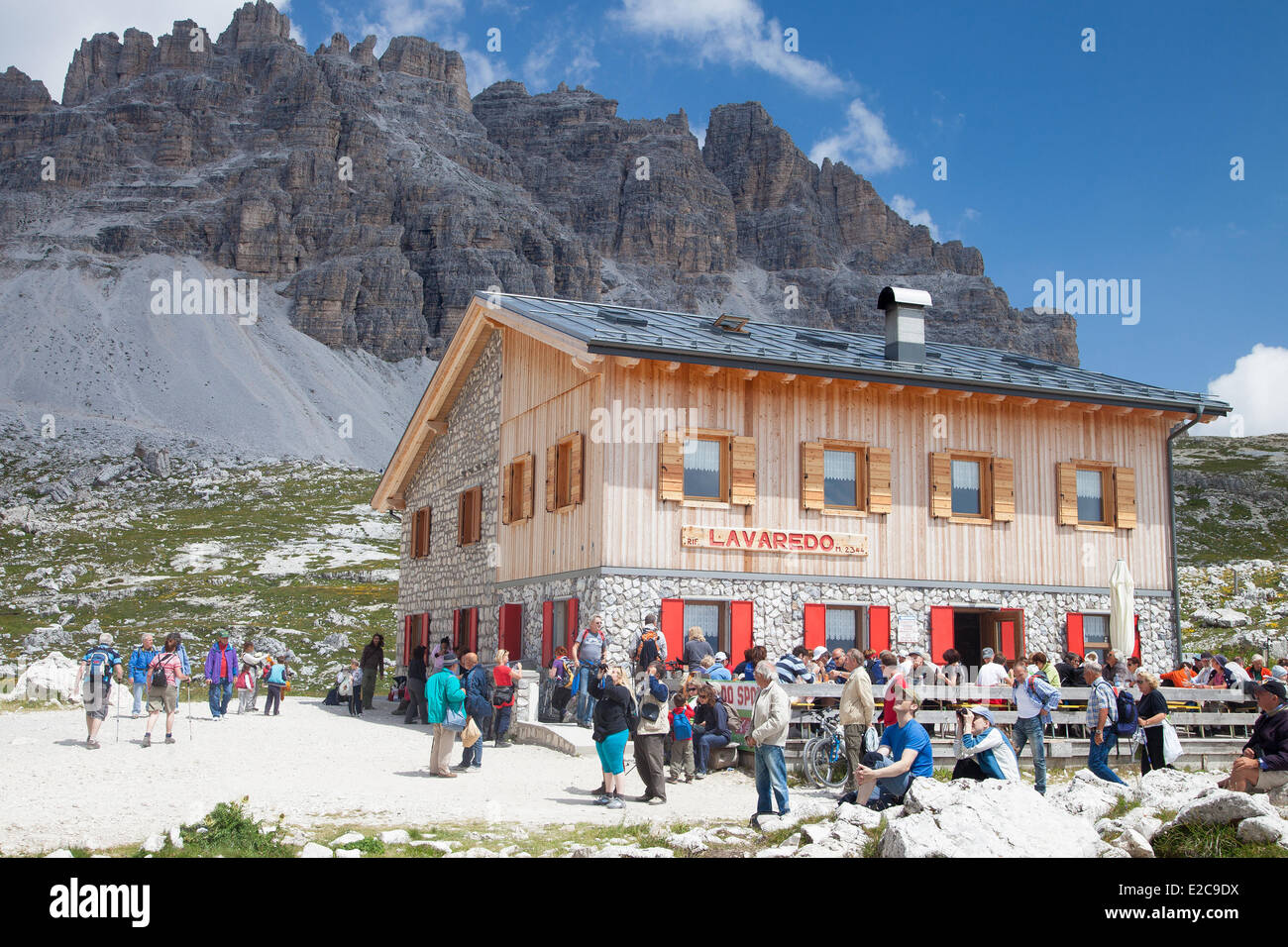 L'Italia, Trentino Alto Adige, Dolomiti massiccio elencati come patrimonio mondiale dall' UNESCO, Rifugio Lavaredo e le Tre Cime di Lavaredo Foto Stock