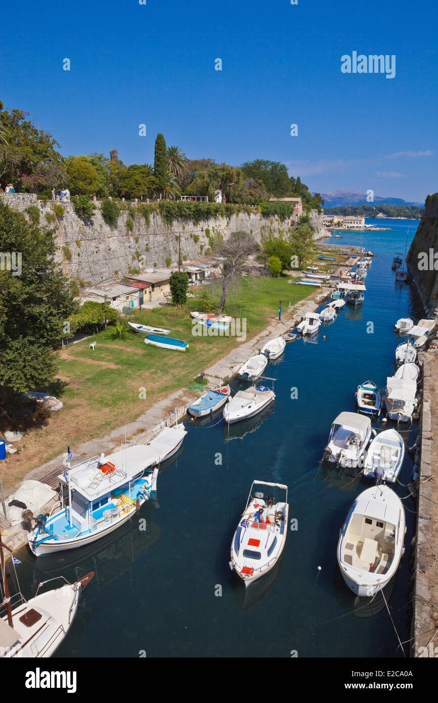 Grecia Isole Ionie, Corfù, Corfu, il canale che separa la Cittadella Foto Stock