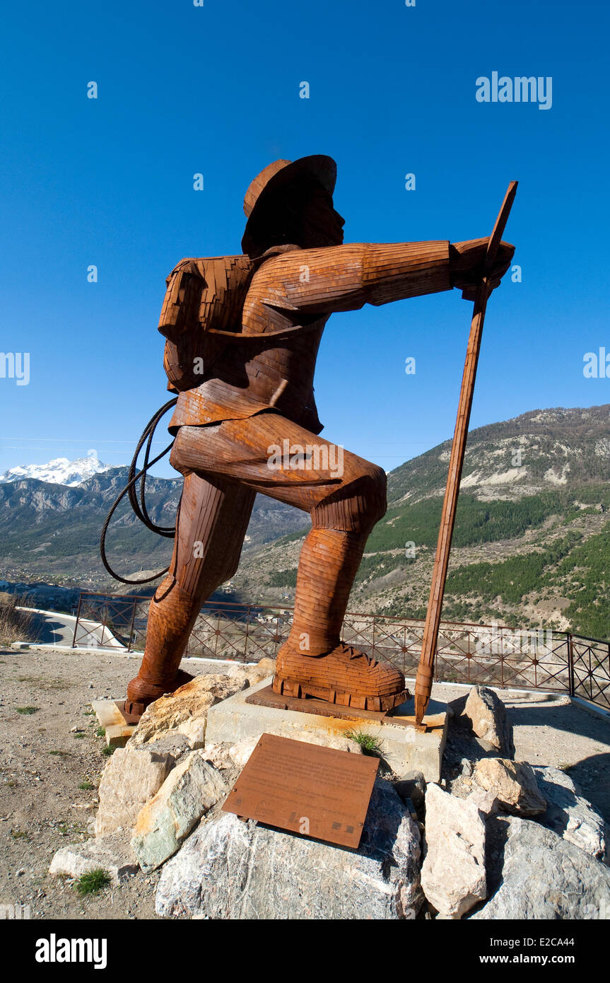 Francia, Hautes Alpes, Briancon, metafora della conquista delle Alpi, l'alpinista Edward Whymper guardando alla Barra degli Ecrins Foto Stock