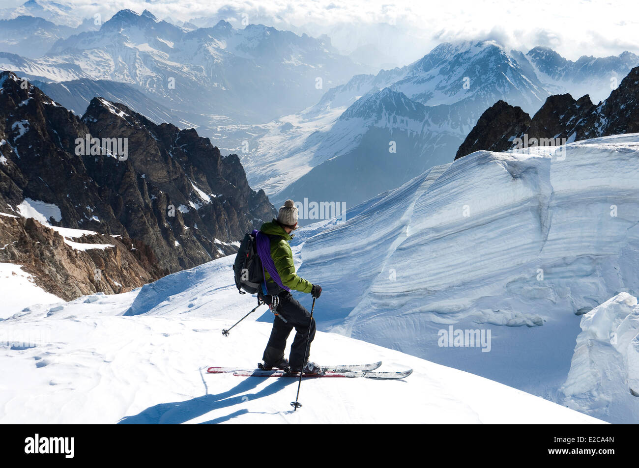 Francia, Hautes Alpes, Tour de la Meije, guida Pascal Guiboud nel touring Sciare sul ghiacciaio Tabuchet sopra il Rifugio de l'Aigle (3450 m) Foto Stock