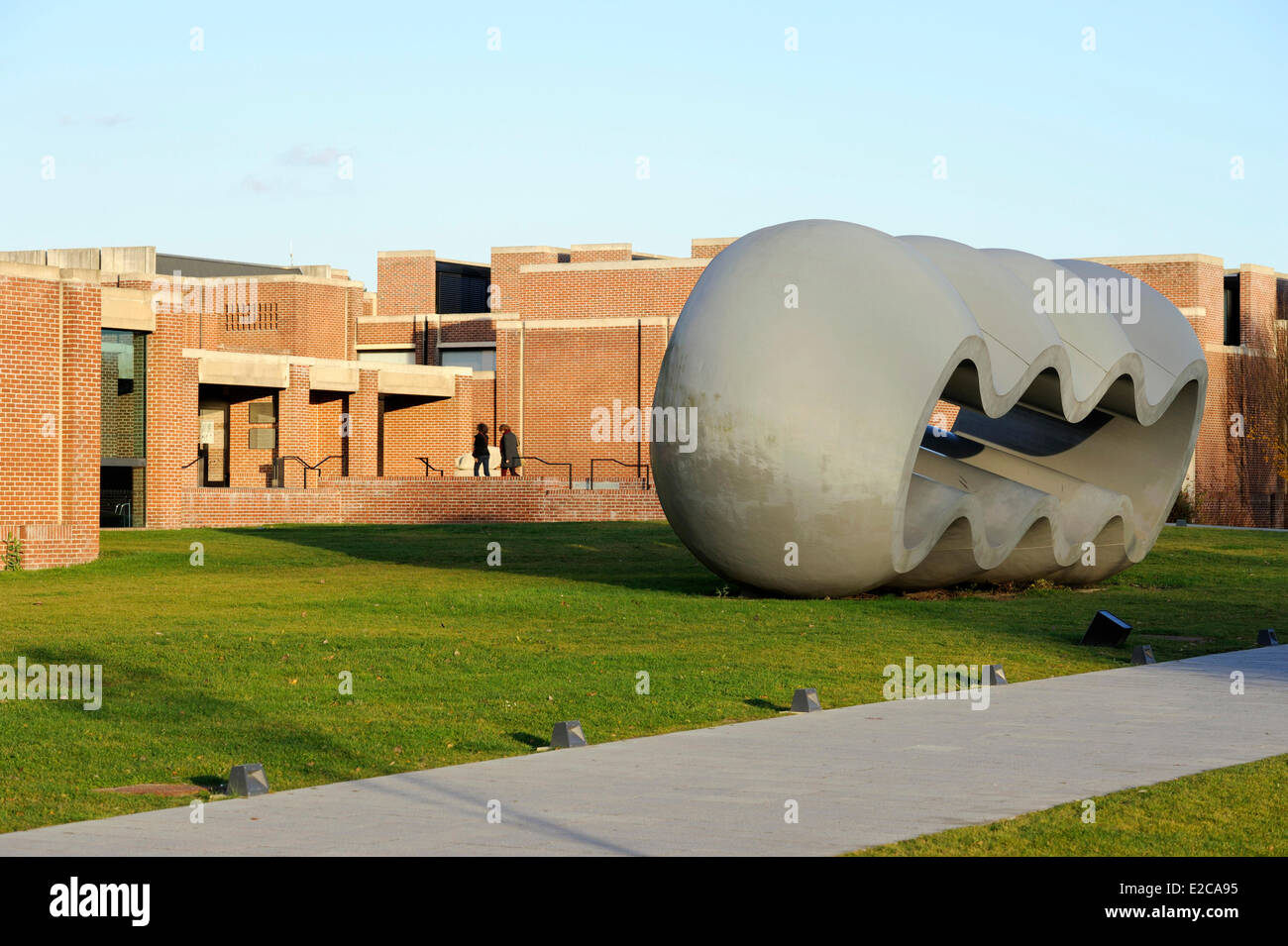 Francia, Nord, Villeneuve d'Ascq, LAM (Lille Métropole Museo di arte moderna, arte contemporanea e arte brut), Richard Deacon scultura intitolata tra finzione e realtà, nei giardini del museo Foto Stock