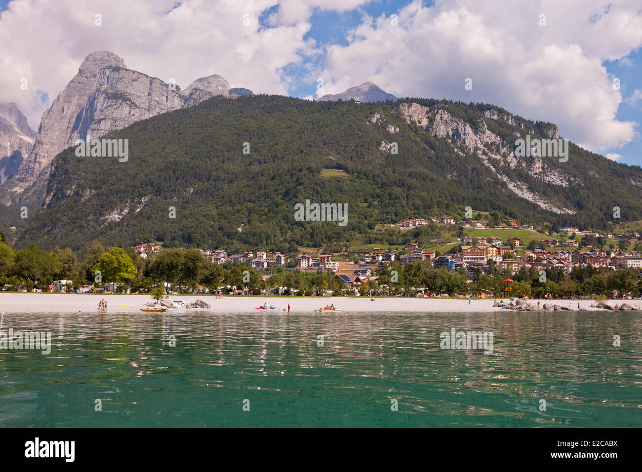 L'Italia, Trentino Alto Adige, Dolomiti, gruppo di Brenta e il lago di Molveno Foto Stock