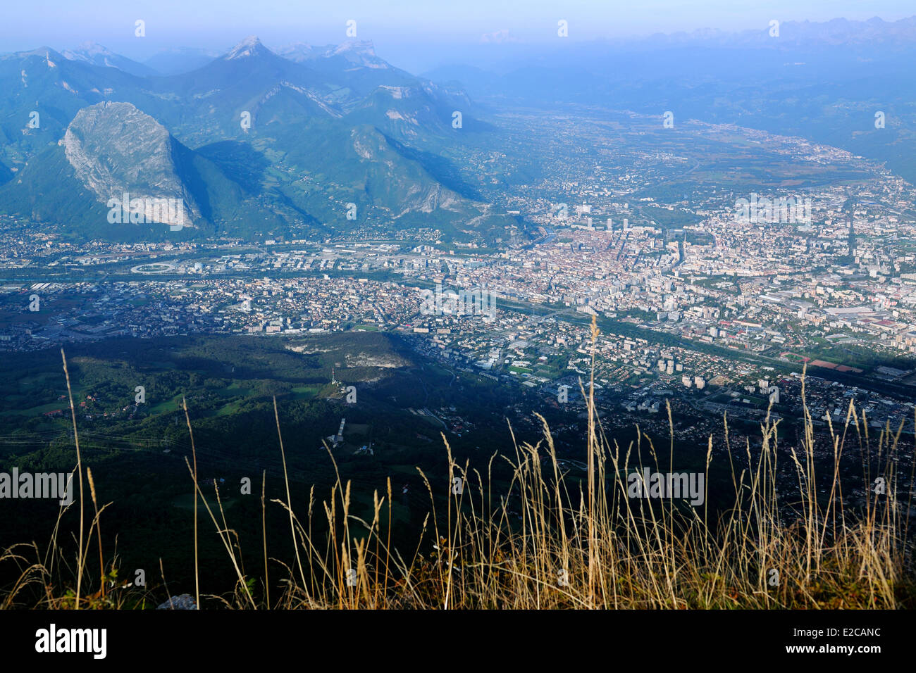 Francia, Isere, Parc Naturel Regional du Vercors (Parco Naturale Regionale del Vercors), nord del promontorio della barriera orientale di Vercors, i picchi della Grande Roche Saint Michel, il GR9 sentiero escursionistico, vista di Grenoble da Moucherotte e parco regionale della Chartreuse in background Foto Stock