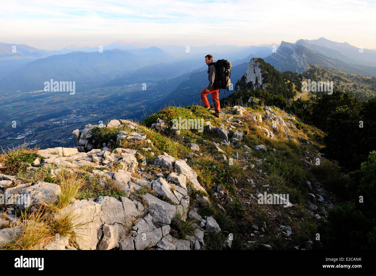 Francia, Isere, Parc Naturel Regional du Vercors (Parco Naturale Regionale del Vercors), nord del promontorio della barriera orientale di Vercors, i picchi della Grande Roche Saint Michel (frazioni di Moucherotte), Escursionismo sulla GR9 sentiero escursionistico Foto Stock