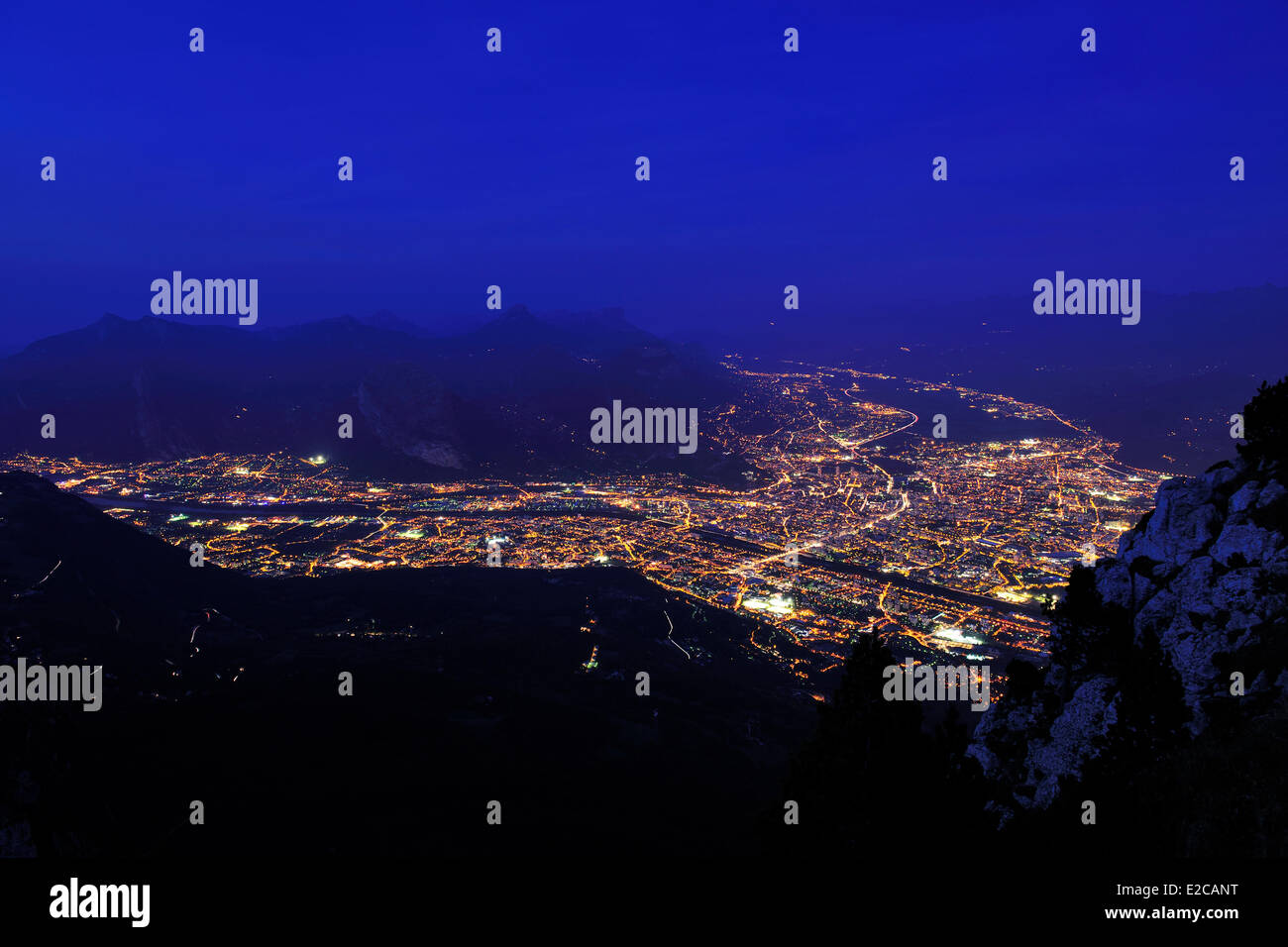 Francia, Isere, Parc Naturel Regional du Vercors (Parco Naturale Regionale del Vercors), nord del promontorio della barriera orientale di Vercors, i picchi della Grande Roche Saint Michel (frazioni di Moucherotte), la GR9 sentiero escursionistico, panorama su Grenoble da Moucherotte al crepuscolo Foto Stock