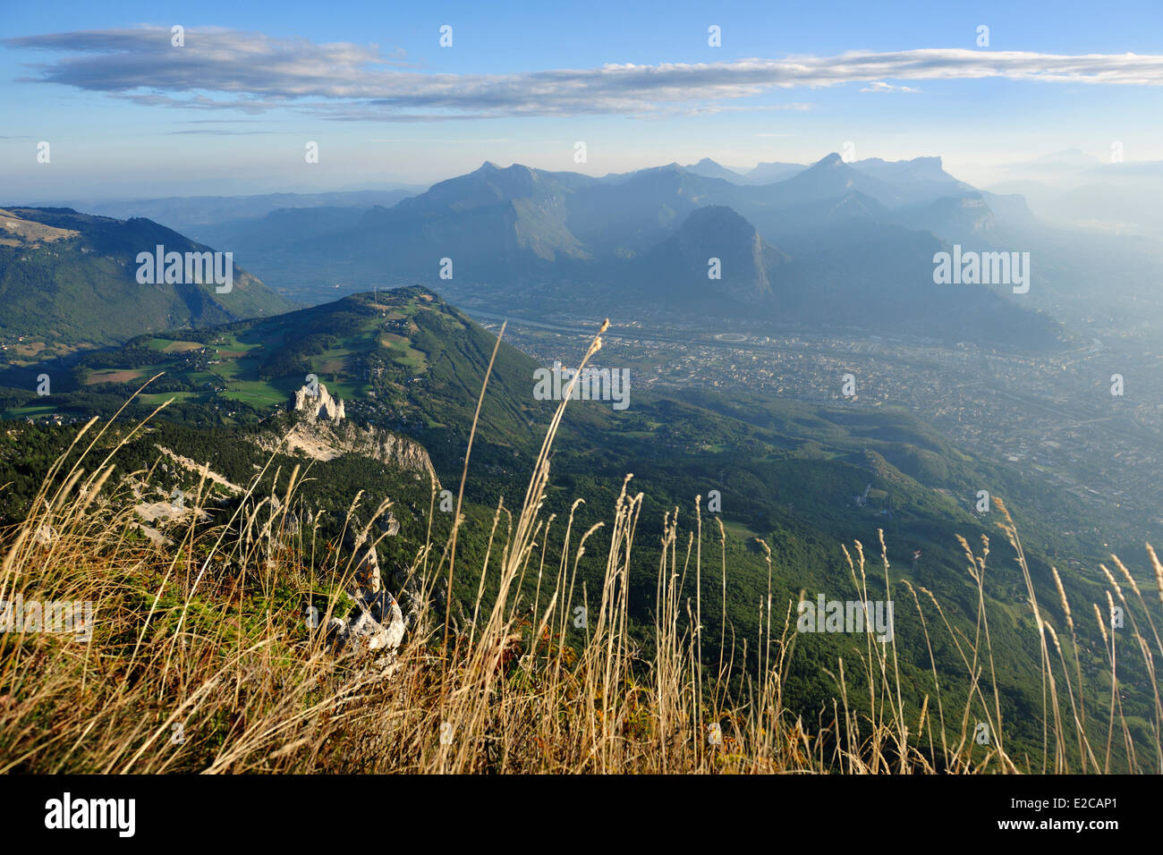 Francia, Isere, Parc Naturel Regional du Vercors (Parco Naturale Regionale del Vercors), nord del promontorio della barriera orientale di Vercors, i picchi della Grande Roche Saint Michel (frazioni di Moucherotte), la GR9 sentiero escursionistico, La Chartreuse parco regionale in background Foto Stock