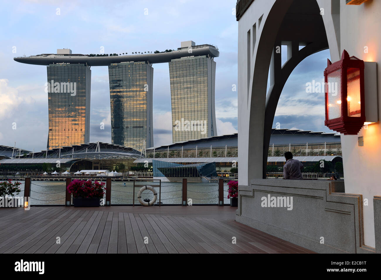 Singapore, Marina Bay, l'hotel Marina Bay Sands inaugurato nel 2010 dall'architetto Moshe Safdie Foto Stock