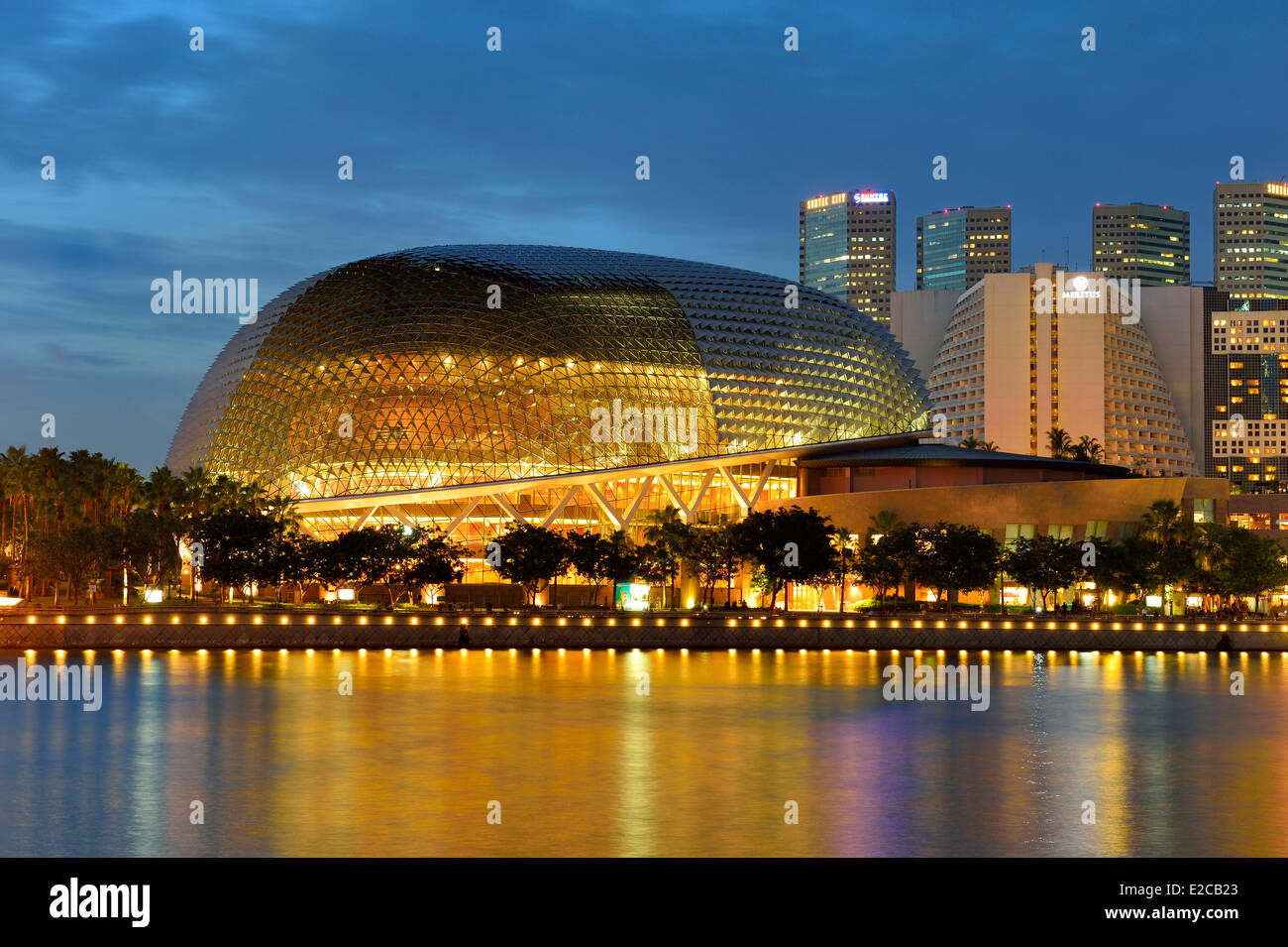 Singapore, Marina Bay, il teatro Teatri Esplanade sulla Baia progettato dagli architetti Michael Wilford & Partners e DP architetti aperto nel 2002 Foto Stock