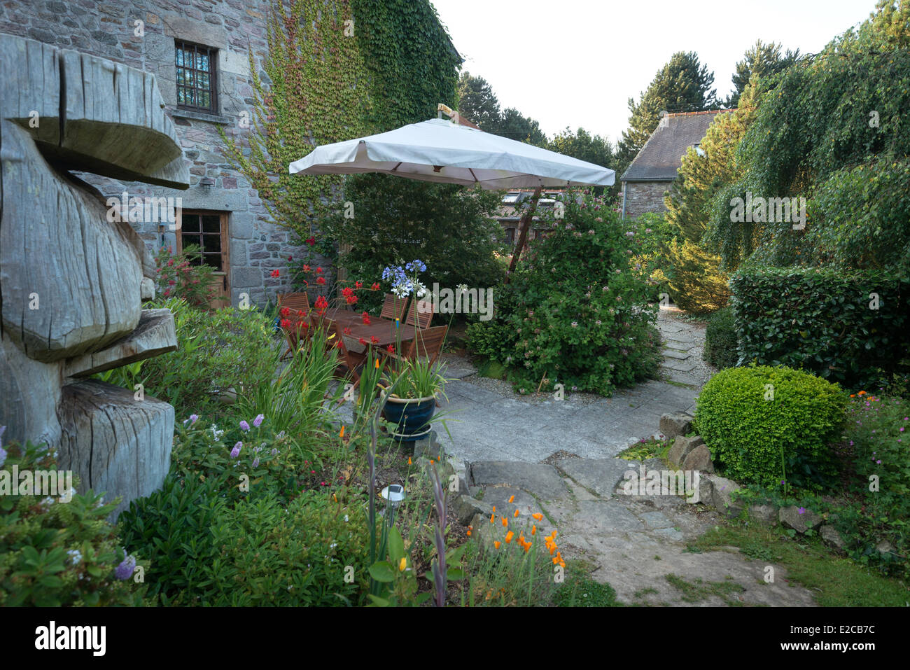 Francia, Cotes d'Armor, Plehedel, il sito insolito hosting di capanne di pietra da giardino Foto Stock