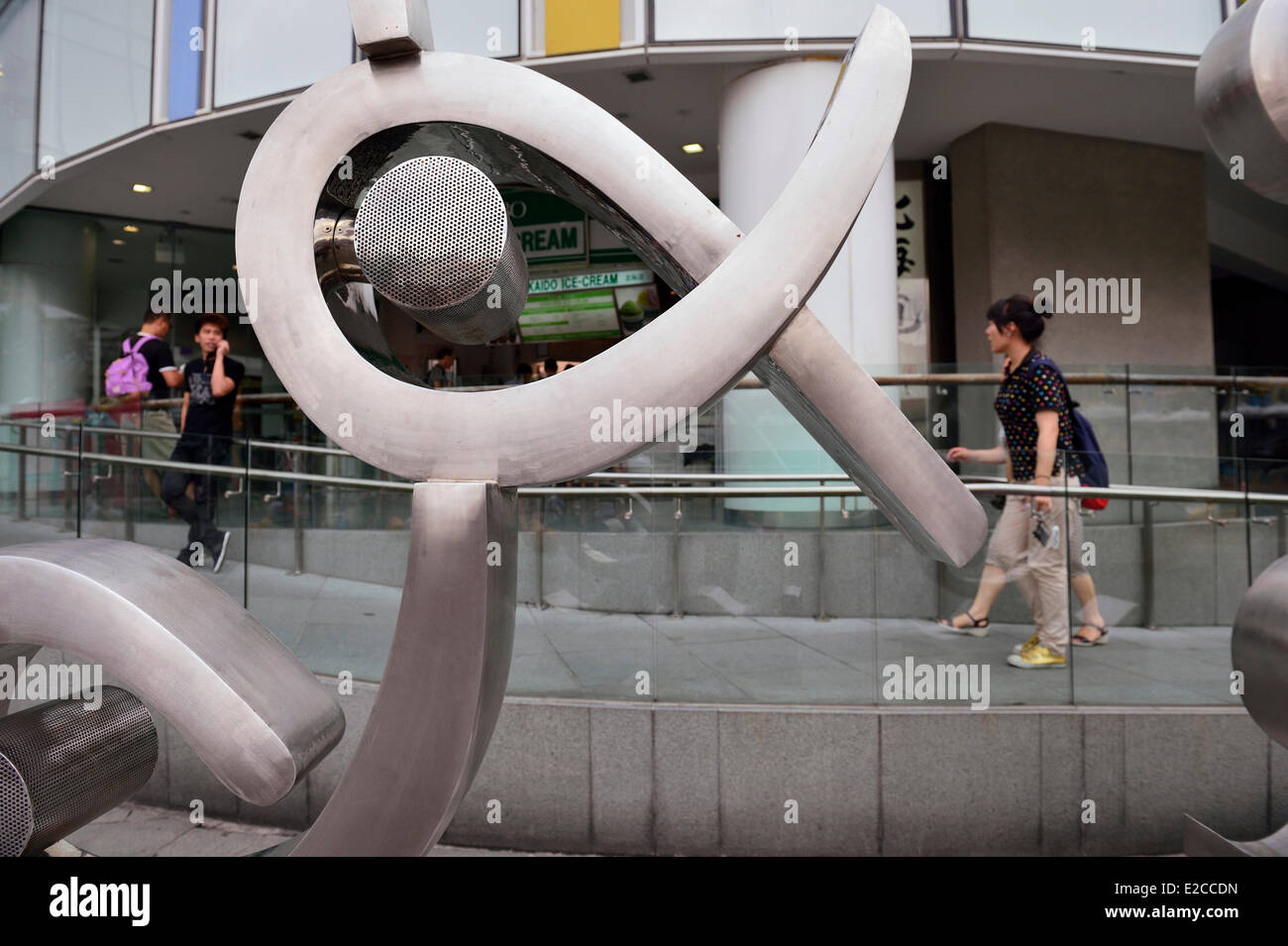 Singapore, opera d'arte di fronte al centro commerciale Central lungo Clarke Quay Foto Stock