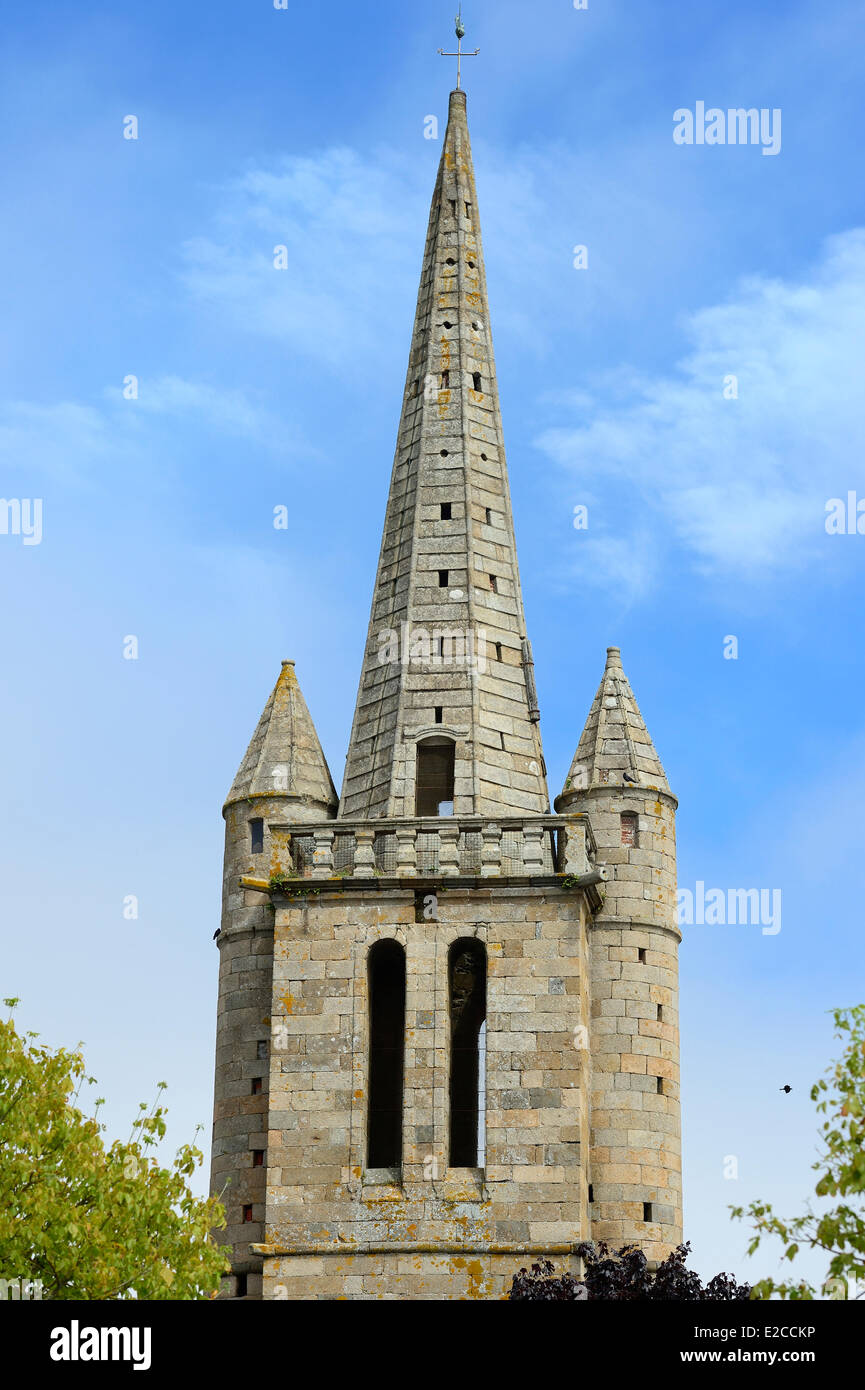 Francia, Cotes d'Armor, Paimpol, la vecchia torre è il campanile della ex chiesa di Paimpol Foto Stock