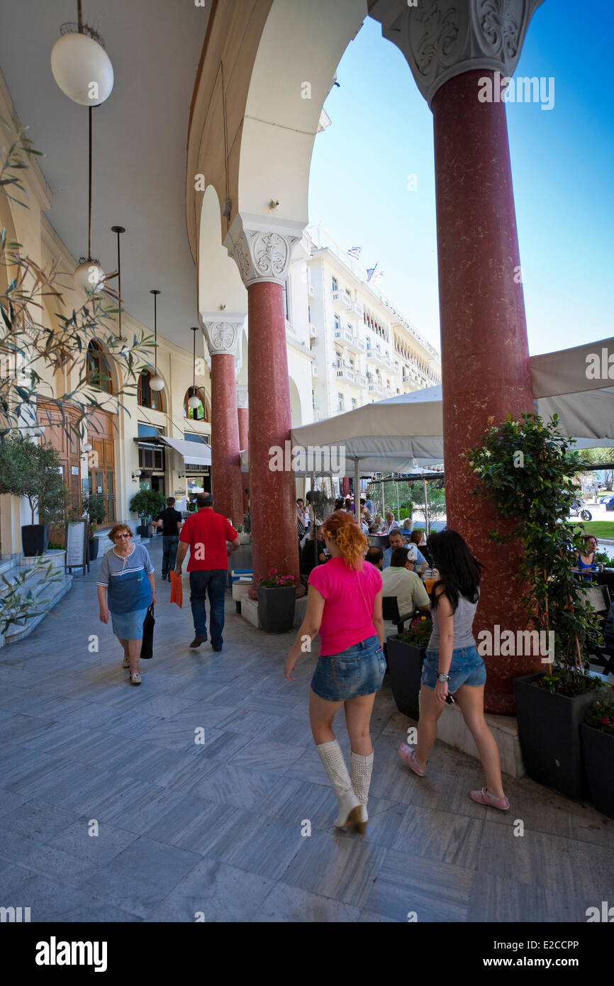 La Grecia e la Macedonia, Salonicco, Piazza Aristotelous allineato con i caffè è il cuore della città sul mare Foto Stock