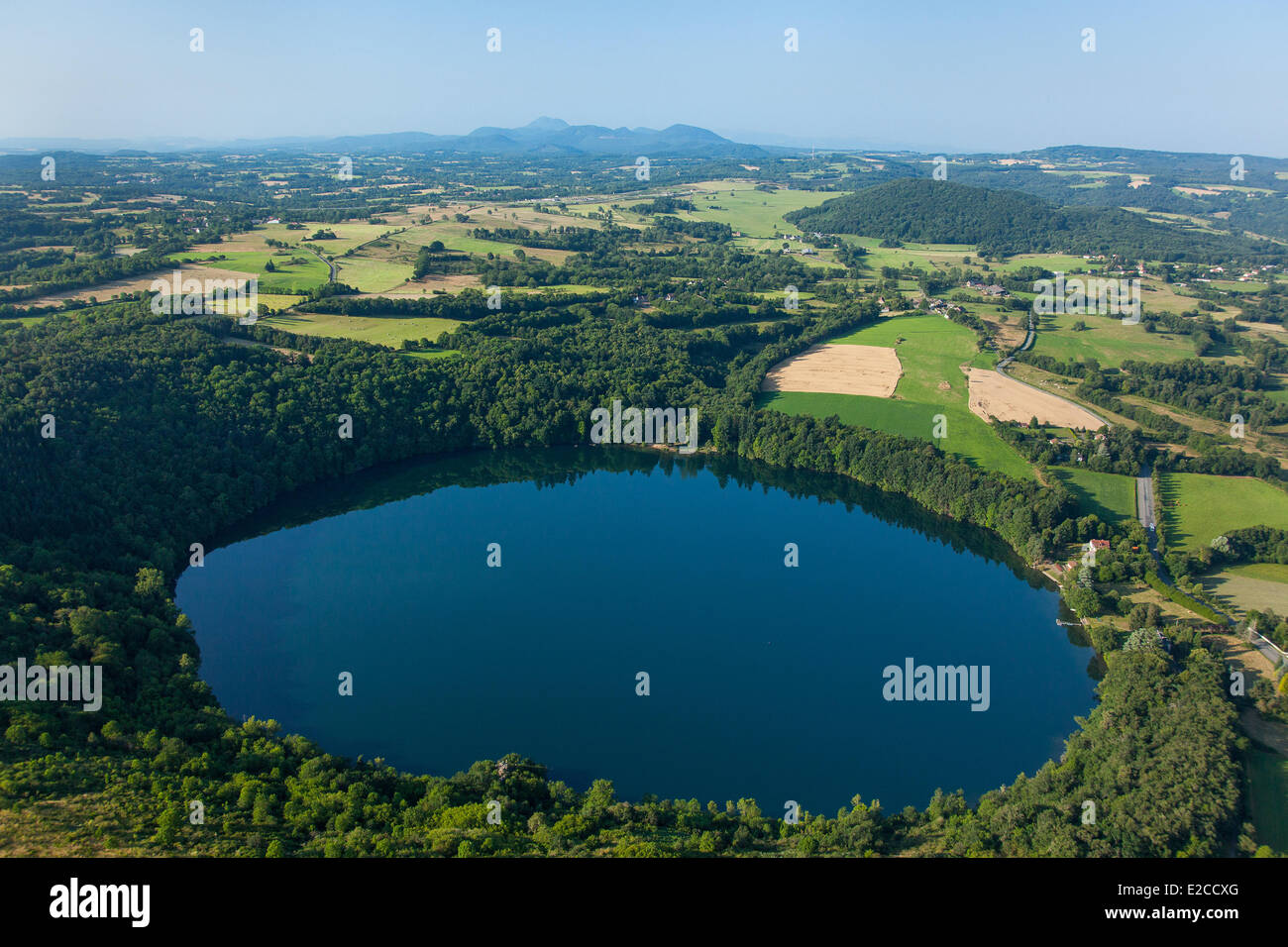 Francia, Puy de Dome, Charbonnière Les Vieilles, Gour de Tazenat, maar tipo di vulcano (vista aerea) Foto Stock