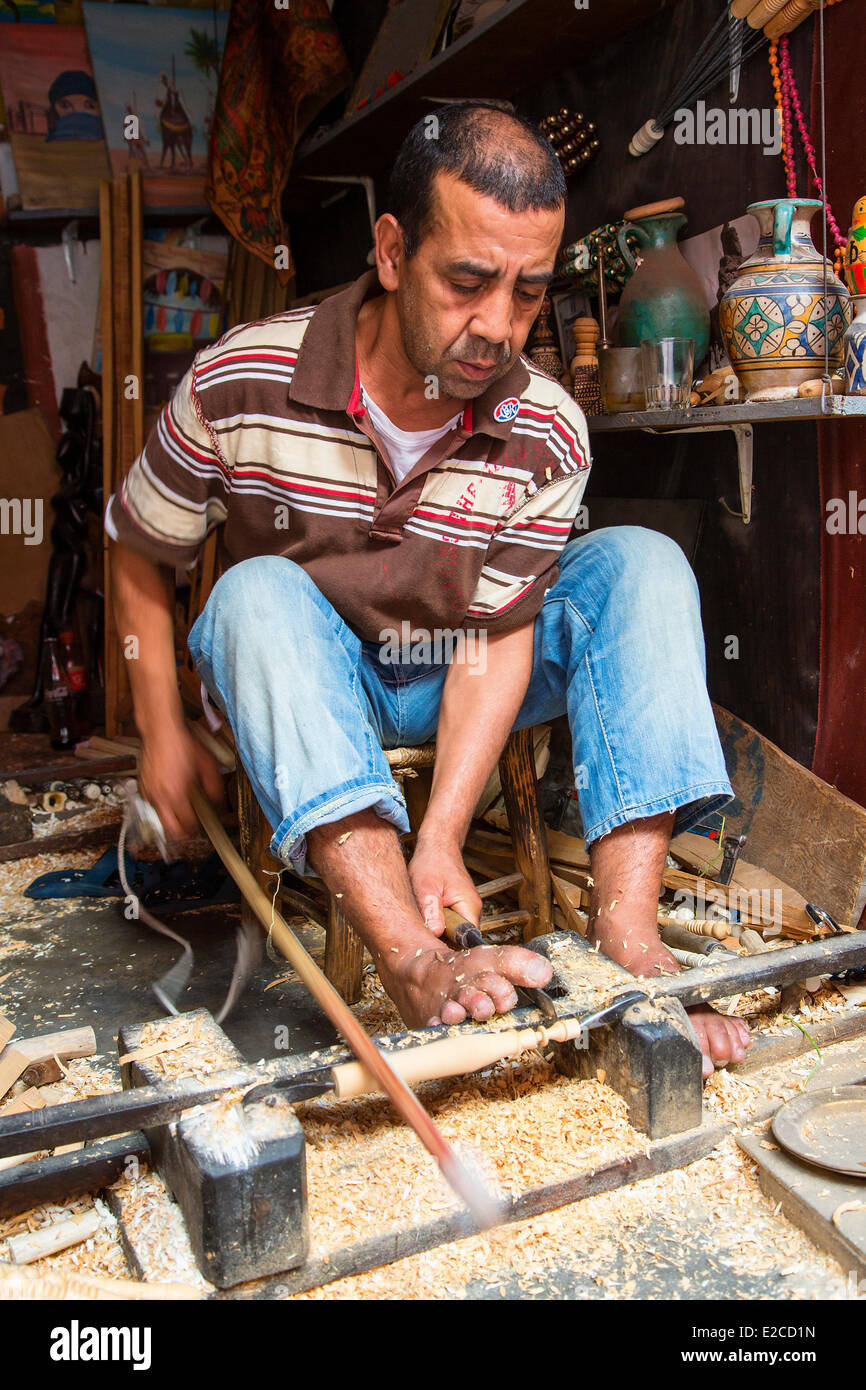 Il Marocco, Alto Atlante, Marrakech città imperiale, medina elencati come patrimonio mondiale dall' UNESCO, artigiano nel souk Foto Stock