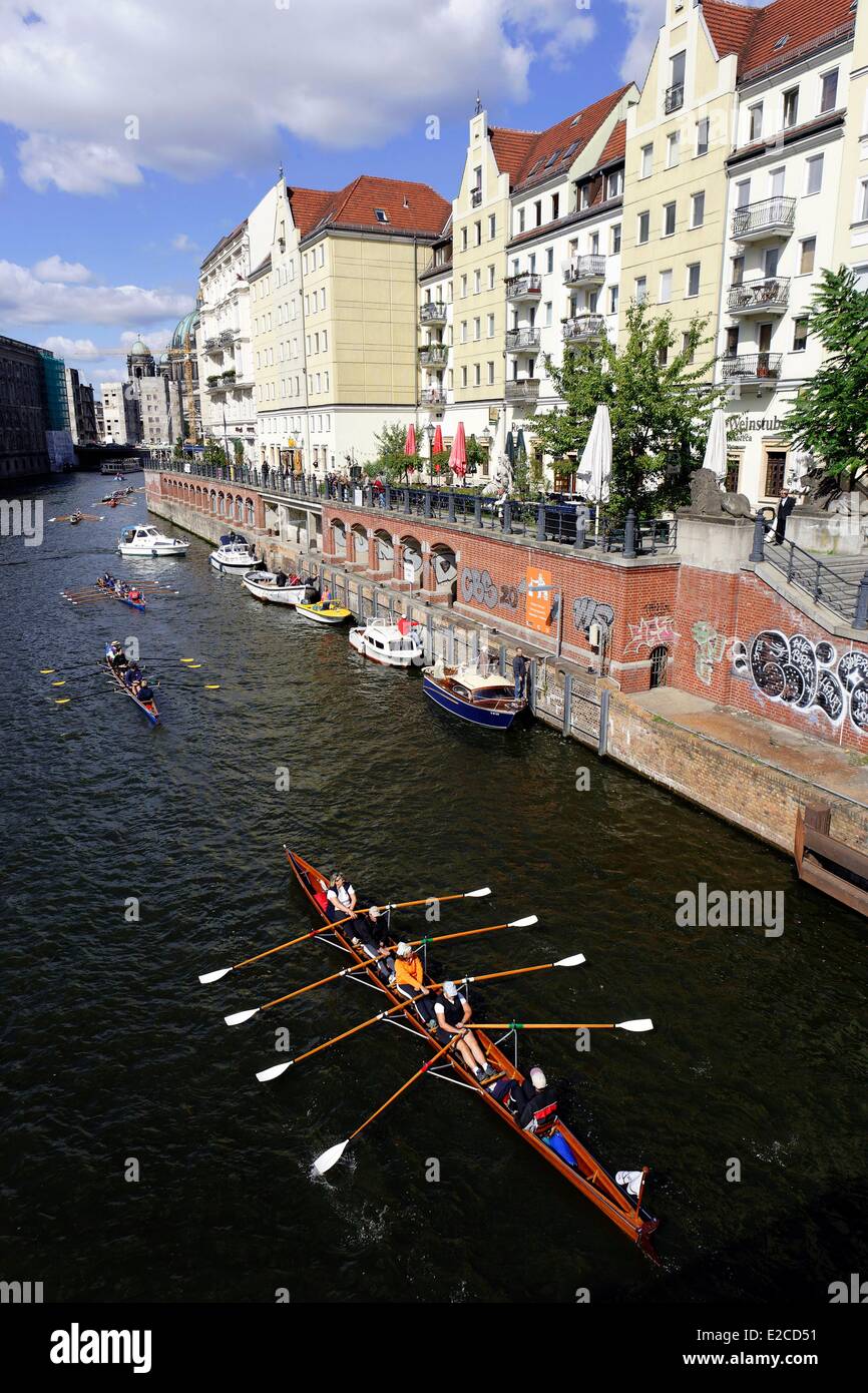 Germania, Berlino Mitte, sessione di canottaggio sul fiume Sprea vicino al vecchio distretto Nikolai (Saint-Nicolas) Foto Stock