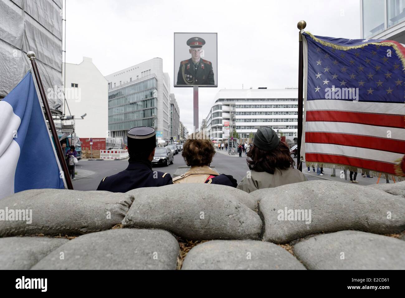 Germania, Berlino Mitte, Checkpoint Charlie (o Checkpoint C) fu il nome dato dagli Alleati occidentali per i più noti del muro di Berlino in punto di incrocio tra Berlino Est e Berlino Ovest durante la Guerra fredda Foto Stock