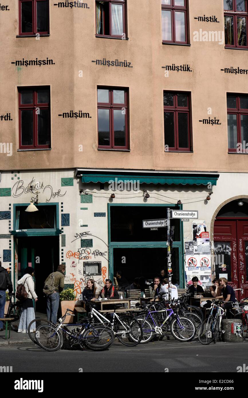 Germania, Berlino Kreuzberg area, Bateau Ivre bar, Oranienstrasse Foto Stock
