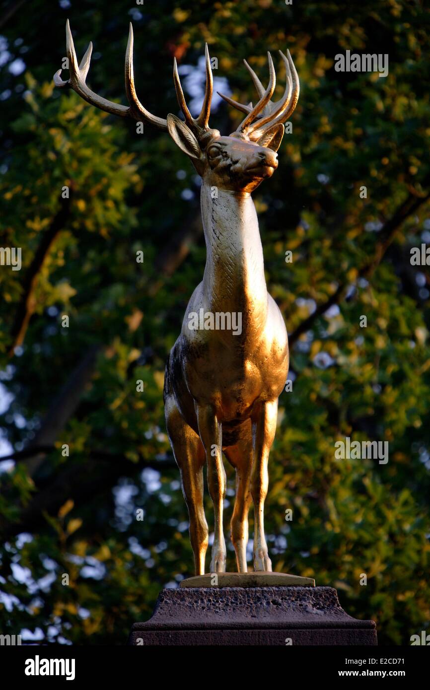 Germania, Berlino, Schoneberg area, statua di cervo all'entrata del parco Schoneberg Foto Stock