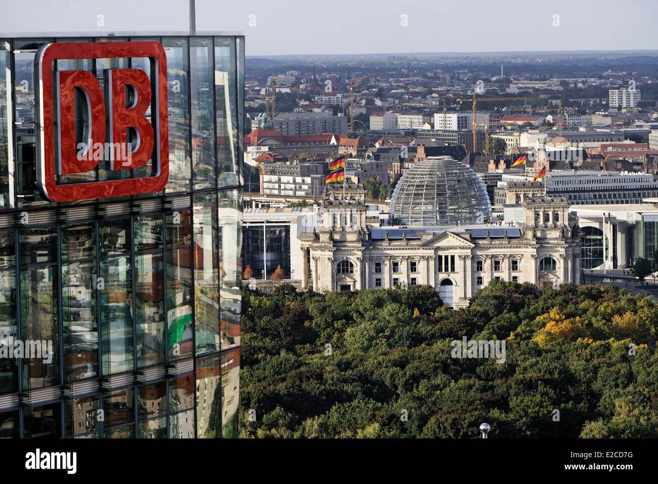 Germania, Berlino, Potsdamer Platz e il Reichstag e DB torre (sede della Deutche Bahn) Foto Stock