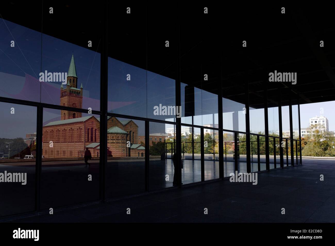 Germania, Berlino, Neue Nationalgalerie e la sua architettura futuristica progettata da Mies Van Der Rohe, riflettendo la chiesa Matthai Foto Stock