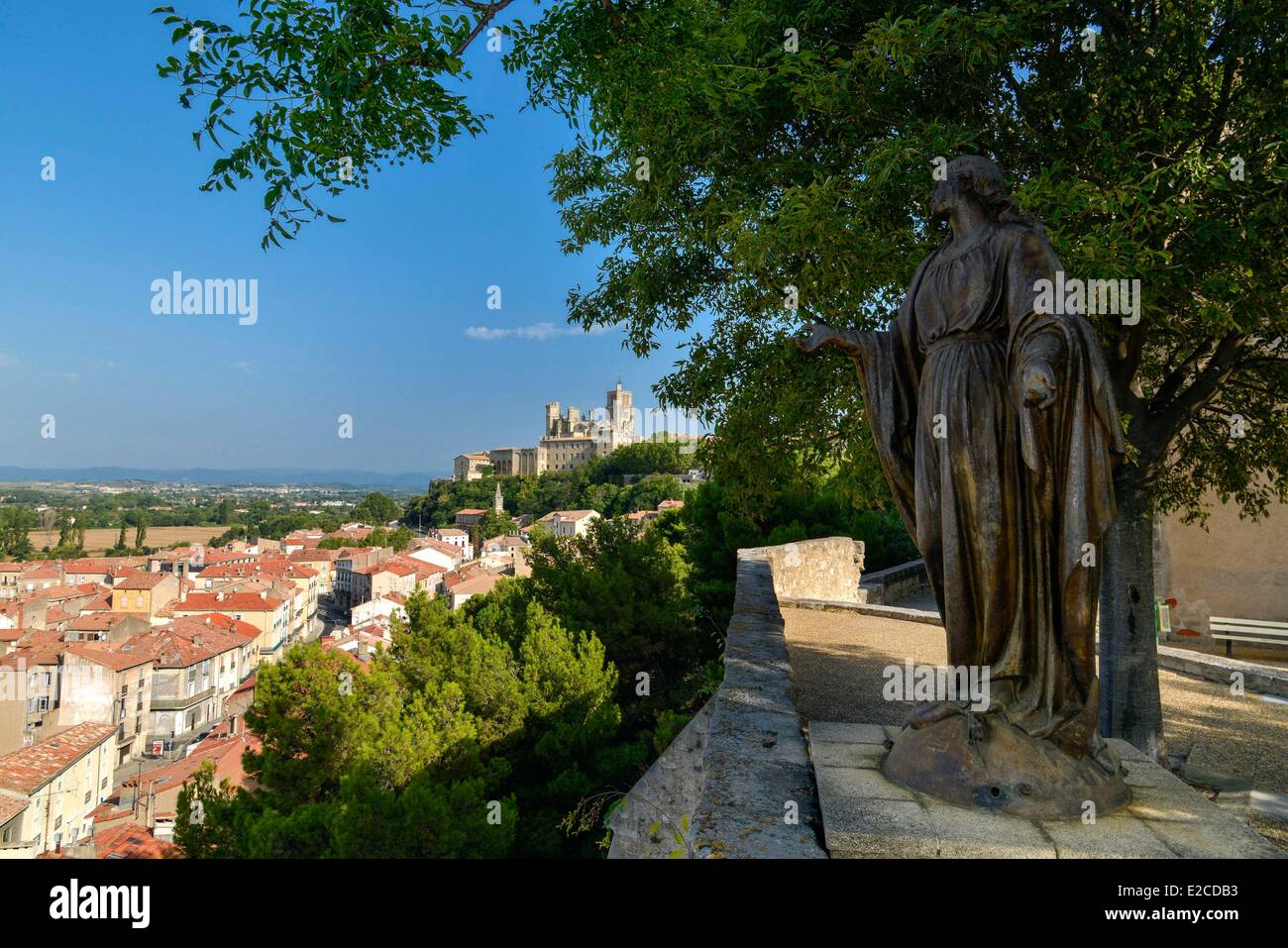 Francia, Herault, Beziers, vista sulla periferia della città in quanto la piazza Saint Jacques di bronzo con una statua della Vergine in Foto Stock