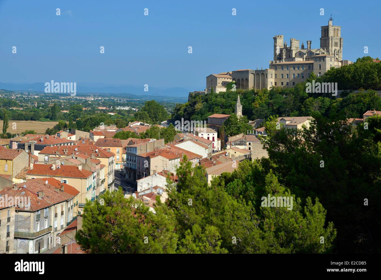 Francia, Herault, Beziers, vista sulla periferia della città in quanto la piazza Saint Jacques con la Cattedrale di Saint Nazaire del XIII secolo in background Foto Stock