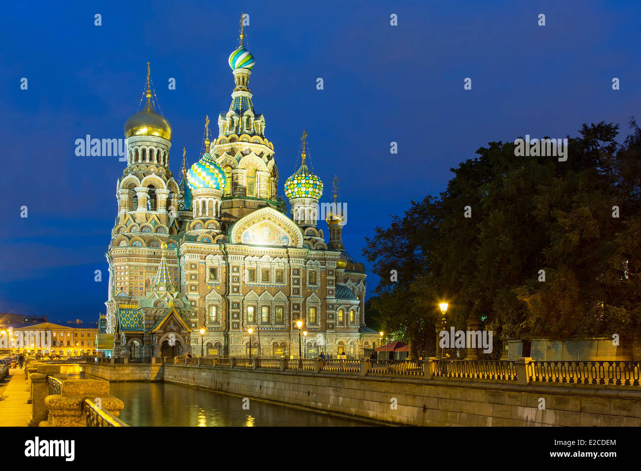 La Russia, San Pietroburgo, elencato come patrimonio mondiale dall'UNESCO, la Chiesa del Salvatore sul Sangue versato al crepuscolo Foto Stock