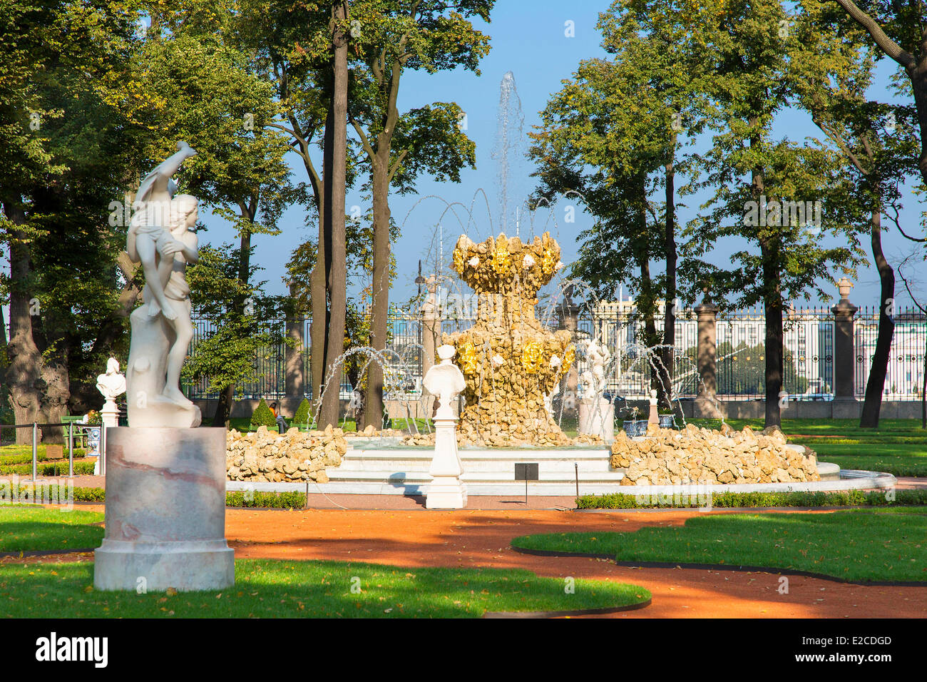 La Russia, San Pietroburgo, elencato come patrimonio mondiale dall UNESCO, fontana nel giardino estivo Foto Stock