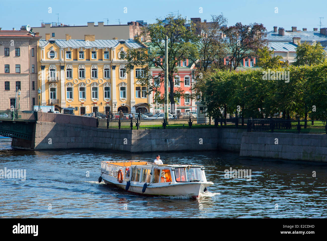 La Russia, San Pietroburgo, elencato come patrimonio mondiale dall' UNESCO, in barca nel canale Foto Stock