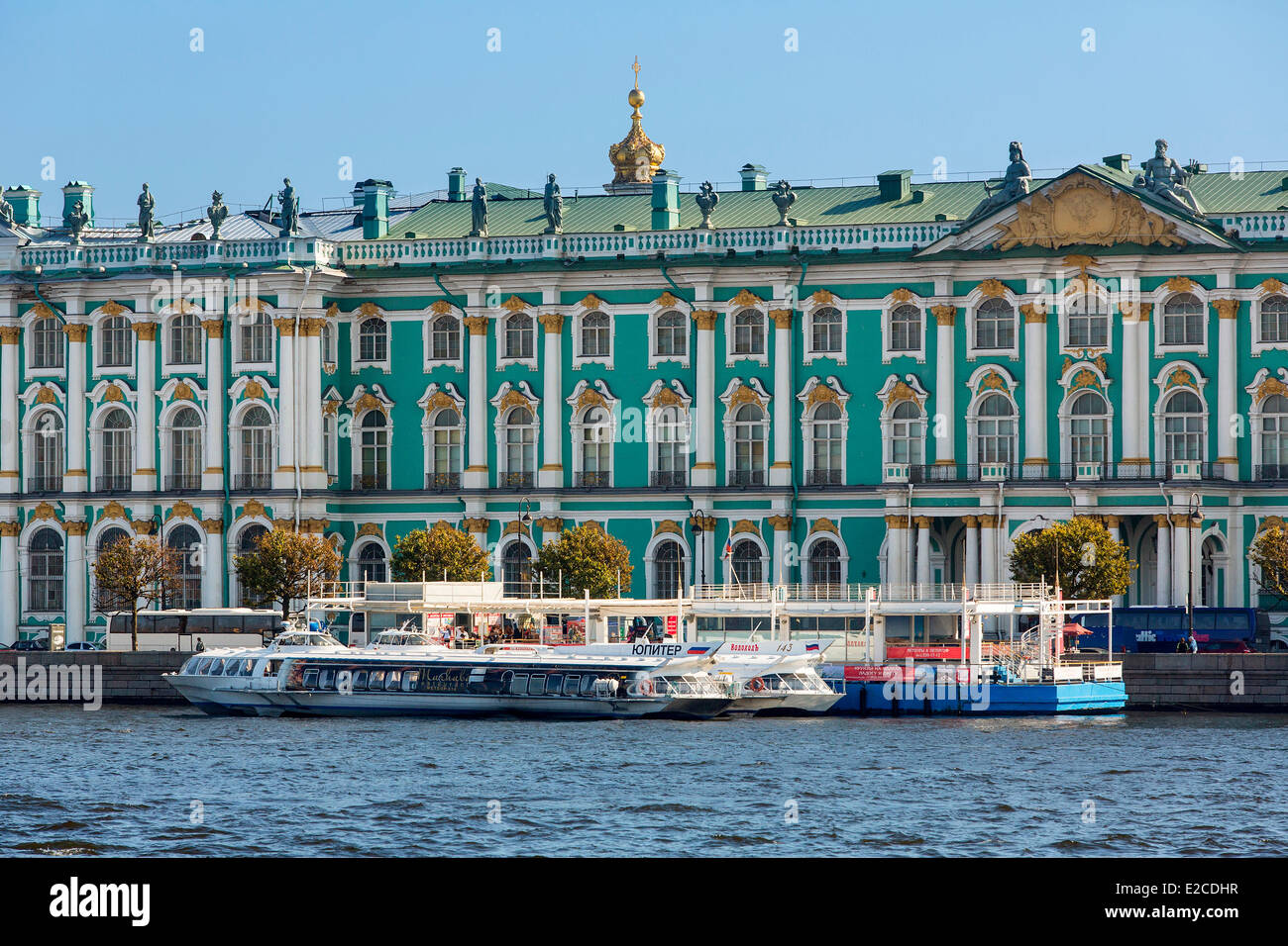 La Russia, San Pietroburgo, elencato come patrimonio mondiale dall UNESCO, tour in barca sul fiume Neva presso il palazzo d'inverno Foto Stock